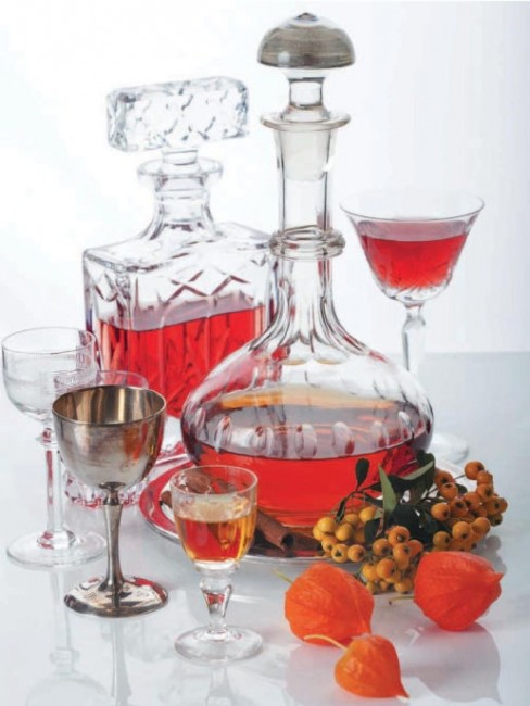 Книга "Домашний самогон, настойки, наливки и другие любимые напитки" Книга "Домашний самогон, настойки, наливки и другие любимые напитки"